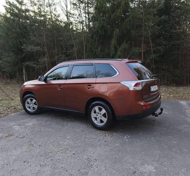 MITSUBISHI Outlander 