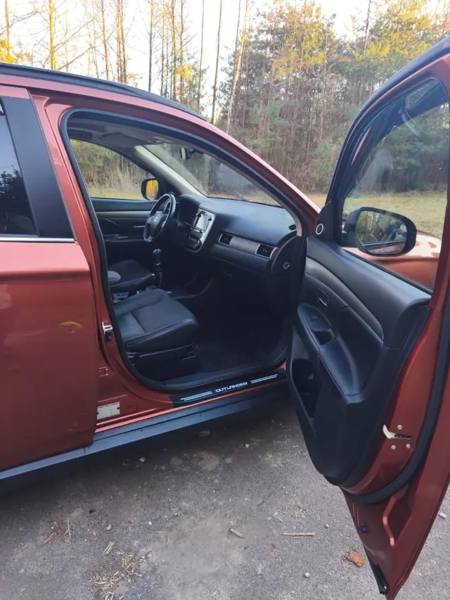 MITSUBISHI Outlander 