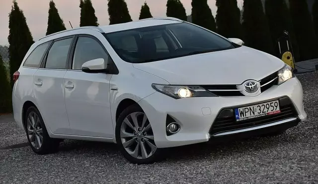 TOYOTA Auris 