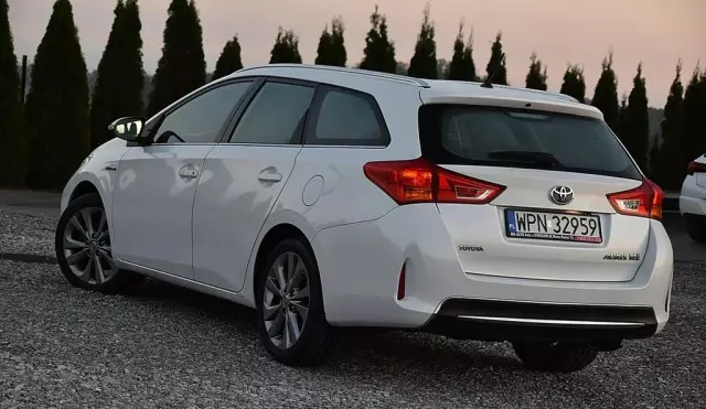 TOYOTA Auris 