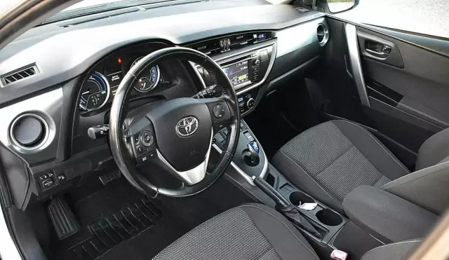 TOYOTA Auris 