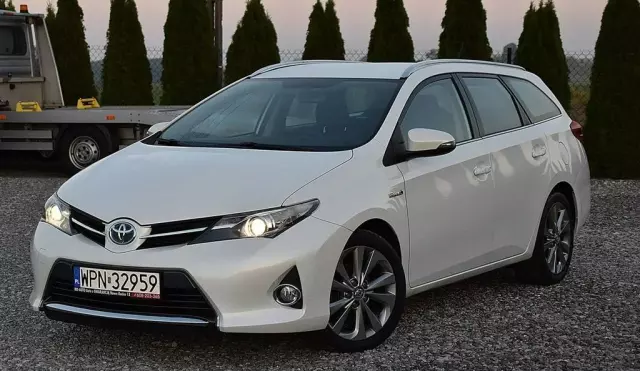 TOYOTA Auris 