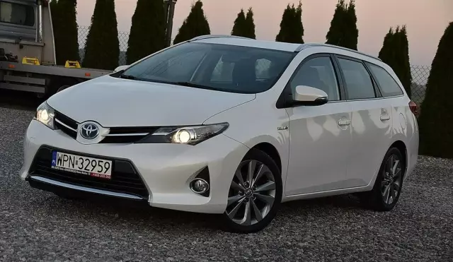 TOYOTA Auris 