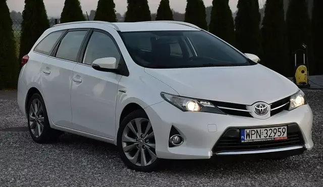 TOYOTA Auris 