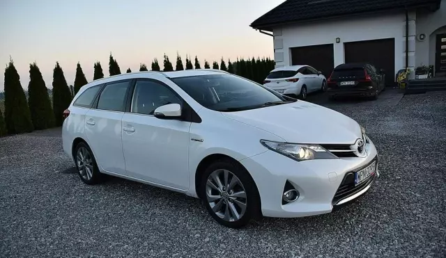 TOYOTA Auris 