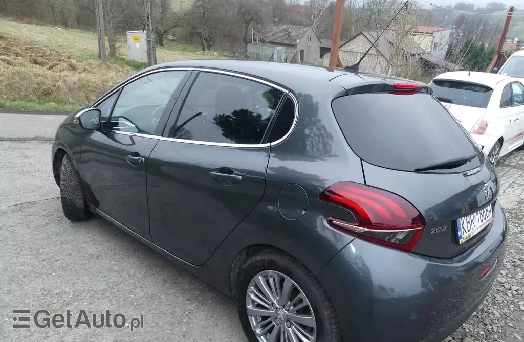 PEUGEOT 208 