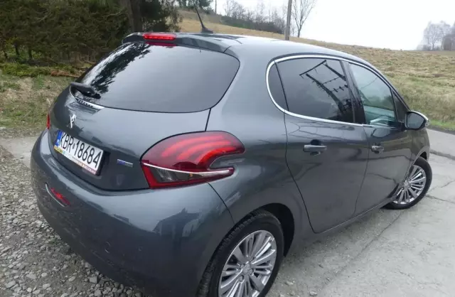 PEUGEOT 208 