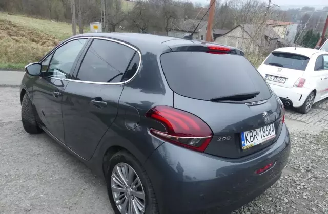 PEUGEOT 208 