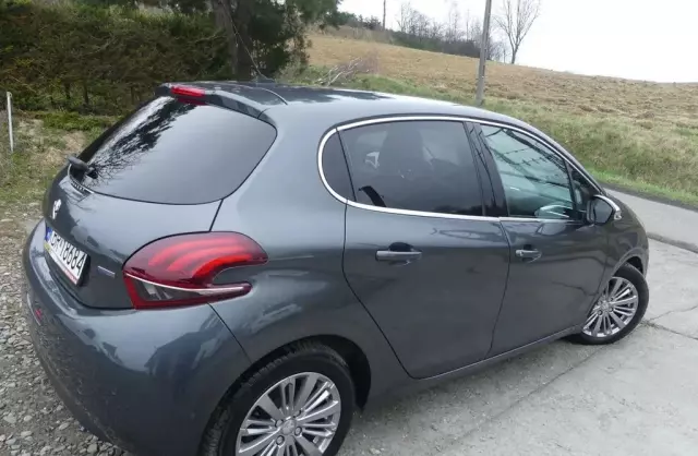 PEUGEOT 208 