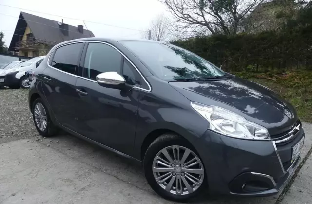 PEUGEOT 208 