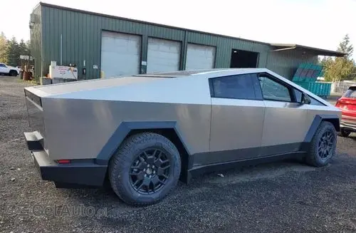 TESLA Cybertruck 