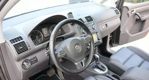 VOLKSWAGEN Touran 