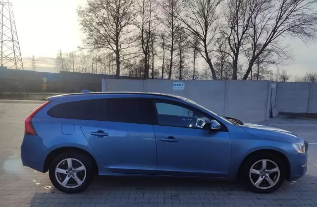 VOLVO V60 