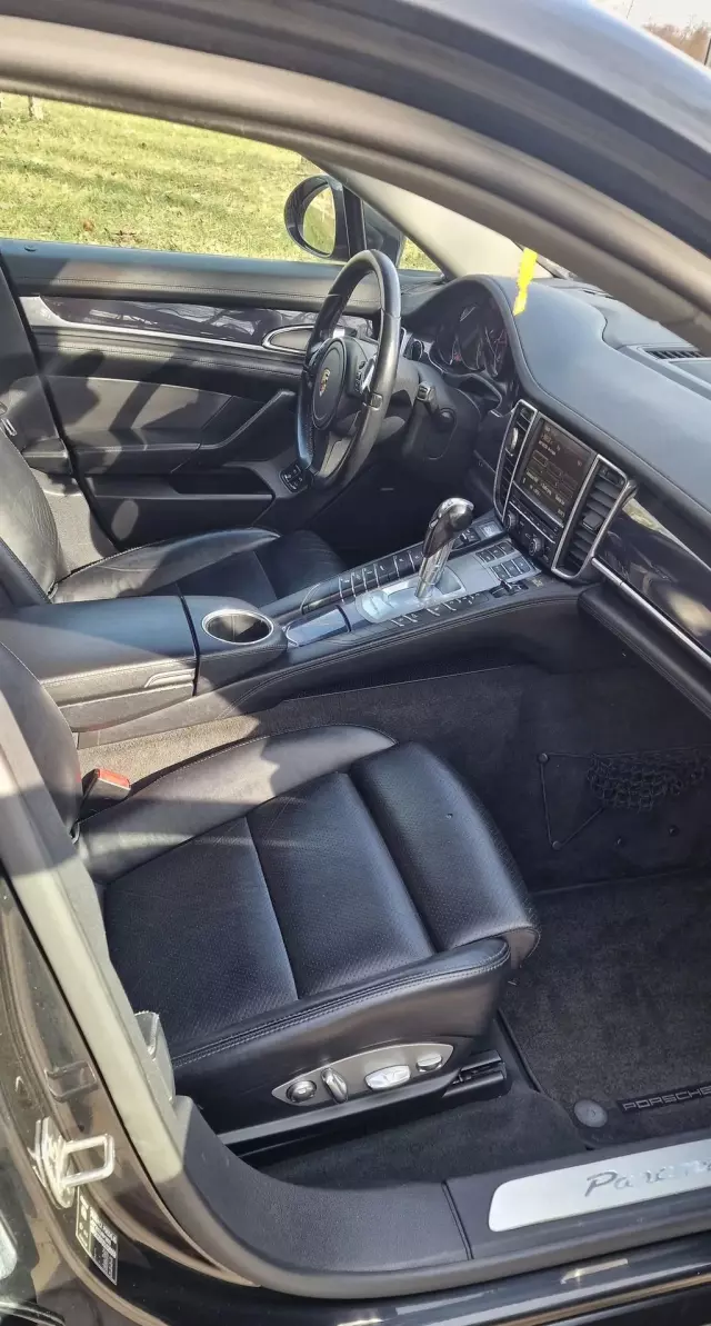 PORSCHE Panamera 