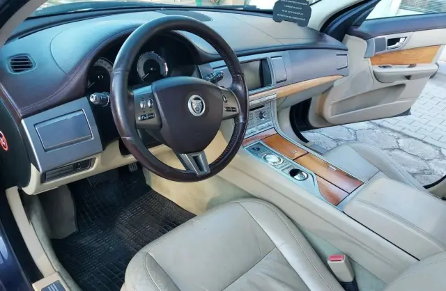 JAGUAR XF 