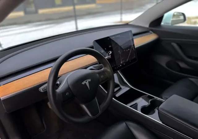 TESLA Model 3 Langstreckenbatterie Hinterradantrieb