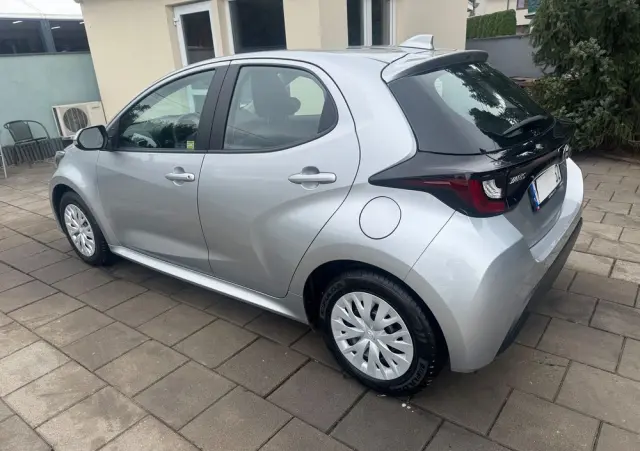 TOYOTA Yaris Ver-hybrid-1-5-comfort