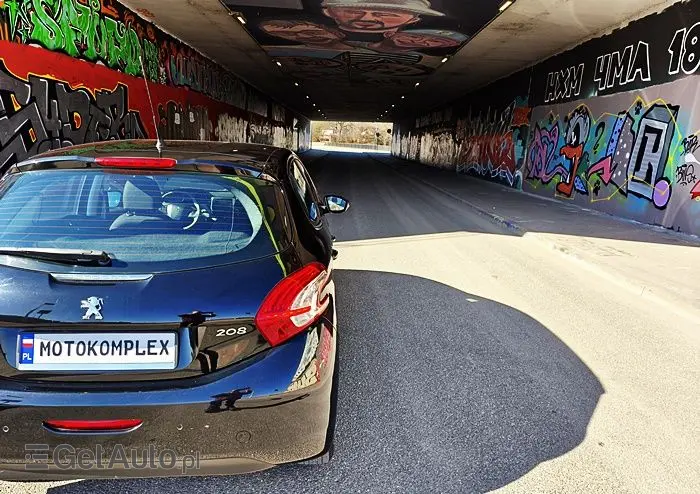 PEUGEOT 208 