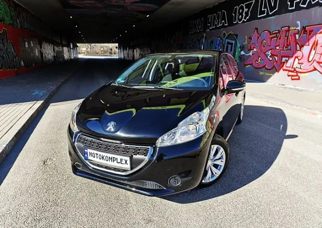PEUGEOT 208 