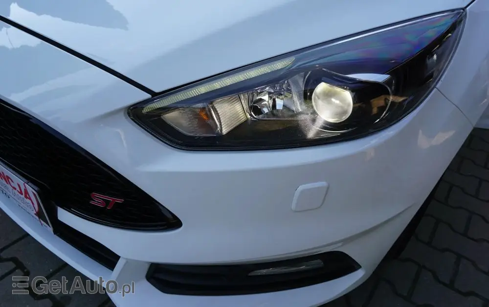 FORD Focus SW Ver-2-0-ecoboost-st-mit-leder--exclusiv--paket