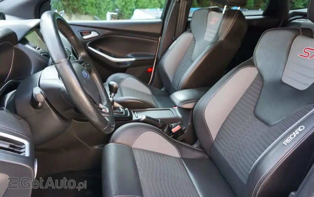 FORD Focus SW Ver-2-0-ecoboost-st-mit-leder--exclusiv--paket