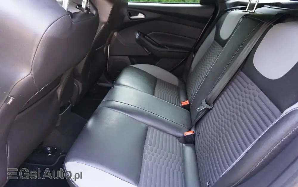 FORD Focus SW Ver-2-0-ecoboost-st-mit-leder--exclusiv--paket