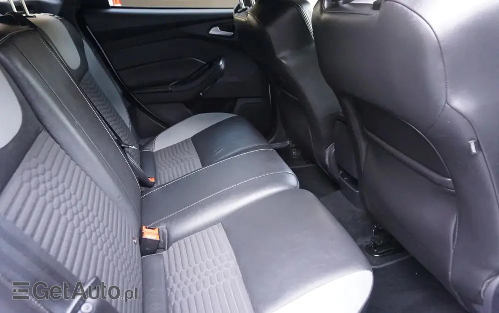 FORD Focus SW Ver-2-0-ecoboost-st-mit-leder--exclusiv--paket