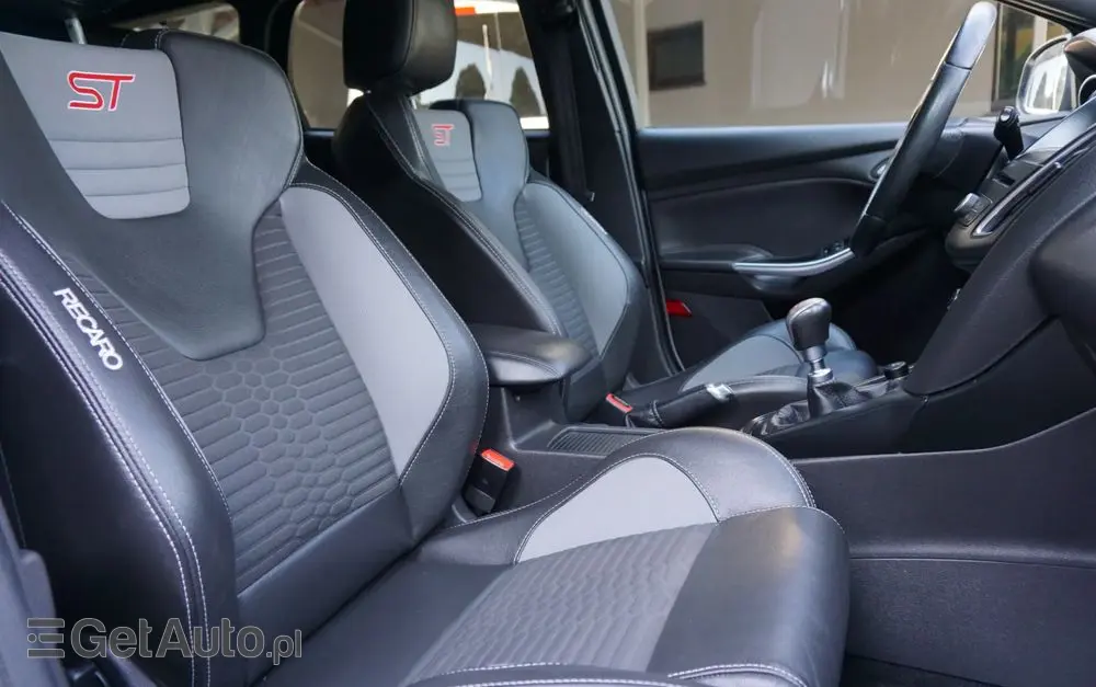 FORD Focus SW Ver-2-0-ecoboost-st-mit-leder--exclusiv--paket