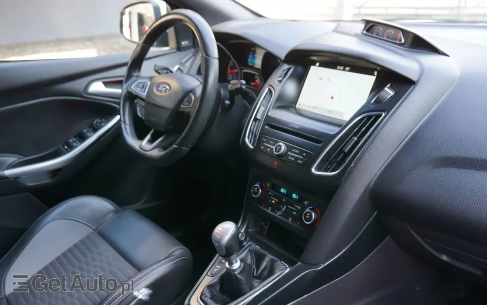 FORD Focus SW Ver-2-0-ecoboost-st-mit-leder--exclusiv--paket