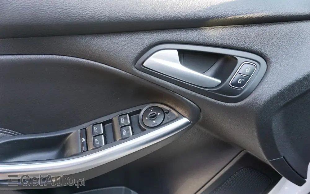 FORD Focus SW Ver-2-0-ecoboost-st-mit-leder--exclusiv--paket