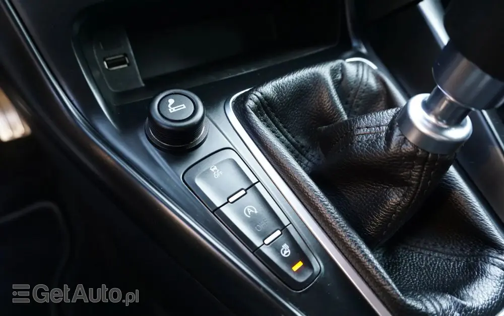 FORD Focus SW Ver-2-0-ecoboost-st-mit-leder--exclusiv--paket