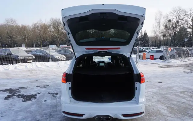 FORD Focus SW Ver-2-0-ecoboost-st-mit-leder--exclusiv--paket