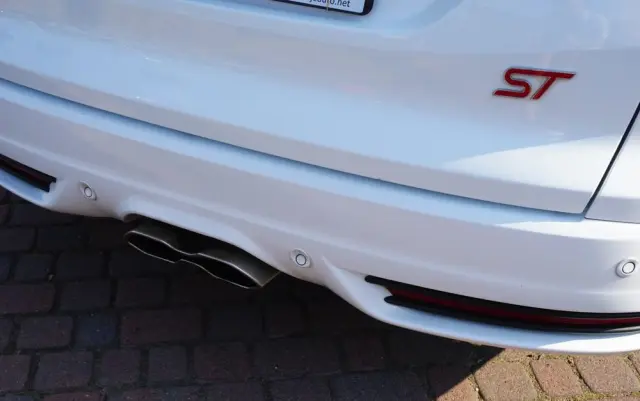 FORD Focus SW Ver-2-0-ecoboost-st-mit-leder--exclusiv--paket