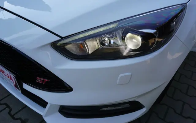 FORD Focus SW Ver-2-0-ecoboost-st-mit-leder--exclusiv--paket