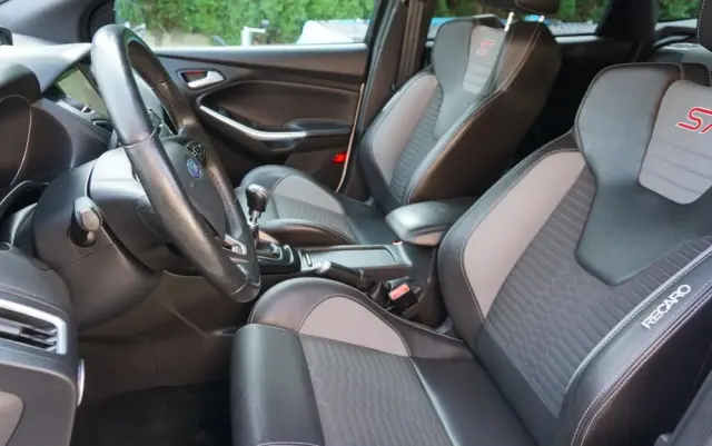 FORD Focus SW Ver-2-0-ecoboost-st-mit-leder--exclusiv--paket