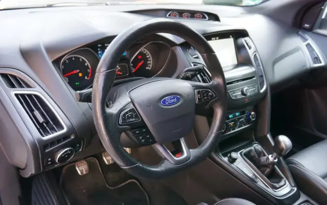 FORD Focus SW Ver-2-0-ecoboost-st-mit-leder--exclusiv--paket