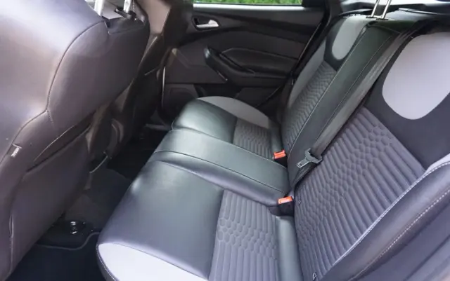 FORD Focus SW Ver-2-0-ecoboost-st-mit-leder--exclusiv--paket