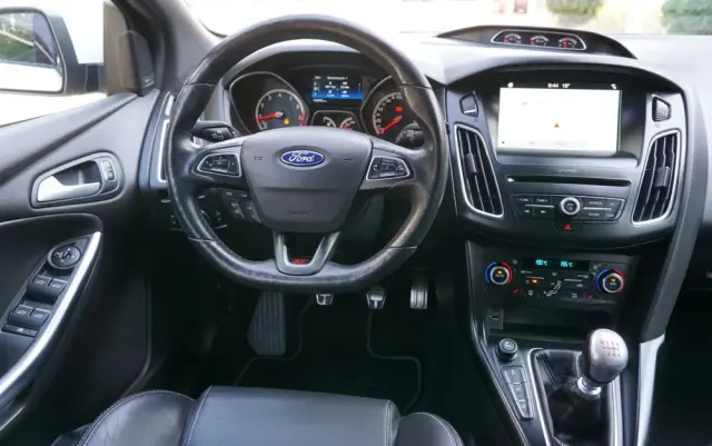 FORD Focus SW Ver-2-0-ecoboost-st-mit-leder--exclusiv--paket