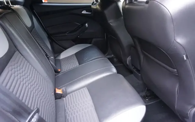 FORD Focus SW Ver-2-0-ecoboost-st-mit-leder--exclusiv--paket