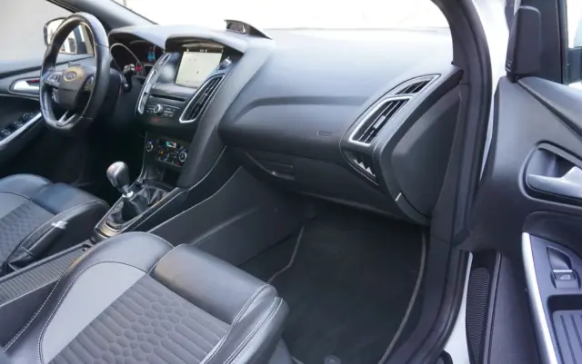 FORD Focus SW Ver-2-0-ecoboost-st-mit-leder--exclusiv--paket