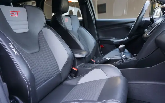 FORD Focus SW Ver-2-0-ecoboost-st-mit-leder--exclusiv--paket