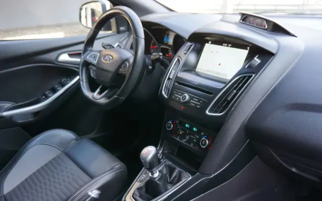 FORD Focus SW Ver-2-0-ecoboost-st-mit-leder--exclusiv--paket