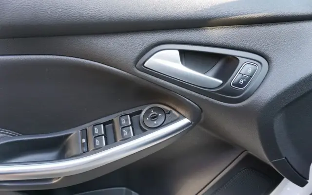 FORD Focus SW Ver-2-0-ecoboost-st-mit-leder--exclusiv--paket