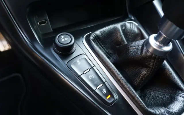 FORD Focus SW Ver-2-0-ecoboost-st-mit-leder--exclusiv--paket