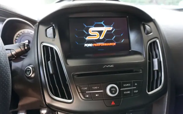 FORD Focus SW Ver-2-0-ecoboost-st-mit-leder--exclusiv--paket