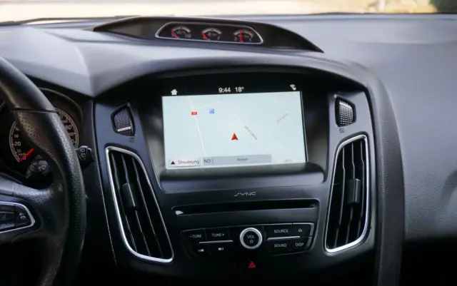 FORD Focus SW Ver-2-0-ecoboost-st-mit-leder--exclusiv--paket