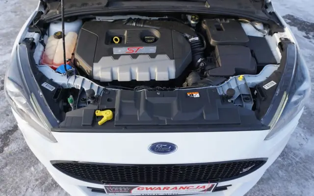 FORD Focus SW Ver-2-0-ecoboost-st-mit-leder--exclusiv--paket