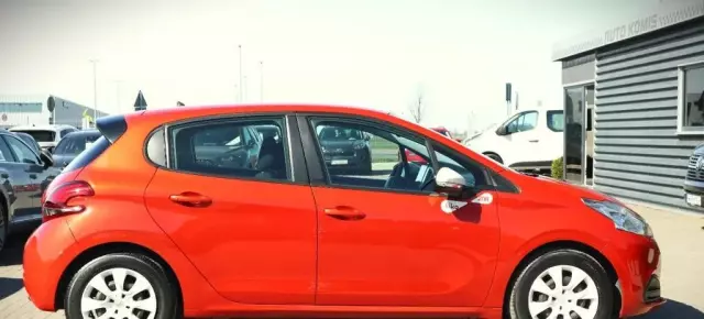 PEUGEOT 208 