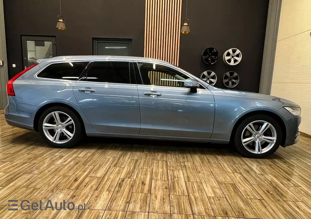 VOLVO V90 D4 Momentum Pro