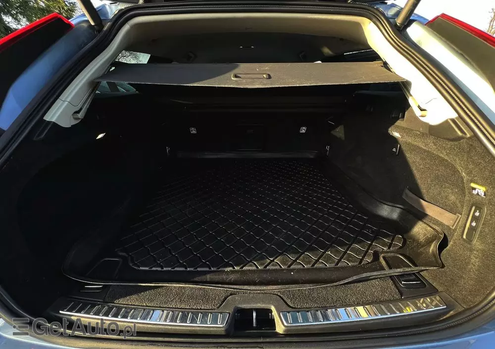 VOLVO V90 D4 Momentum Pro